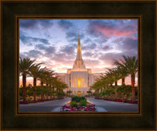 Load image into Gallery viewer, Gilbert Garden Oasis