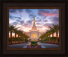 Load image into Gallery viewer, Gilbert Garden Oasis