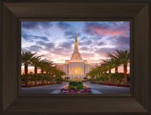 Load image into Gallery viewer, Gilbert Garden Oasis