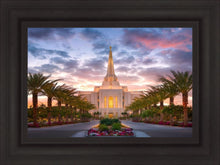 Load image into Gallery viewer, Gilbert Garden Oasis