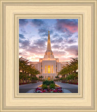 Load image into Gallery viewer, Gilbert Garden Oasis
