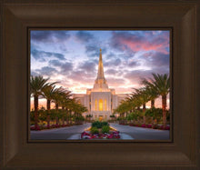 Load image into Gallery viewer, Gilbert Garden Oasis
