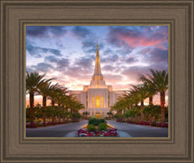 Load image into Gallery viewer, Gilbert Garden Oasis
