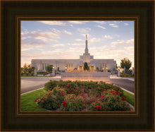 Load image into Gallery viewer, Reno Flowers
